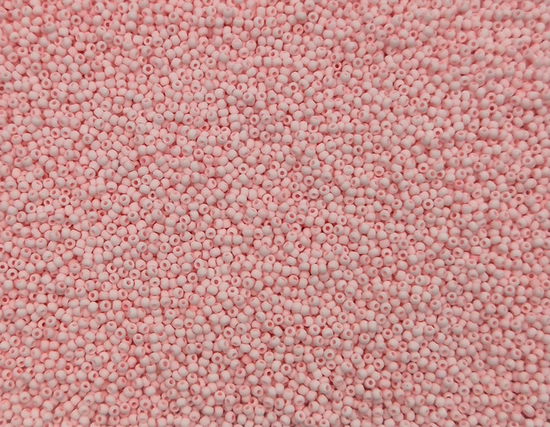 Små, runde, matte lyserøde perler, som ligger over det hele. 