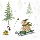 En juleserviet, hvor man kan se en mus på en kælk, med grantræer i baggrunden, et flag, en gave og en bolsjestok i sneen. Derudover en masse snefnug rundt omkring og så på en hvid baggrund. 