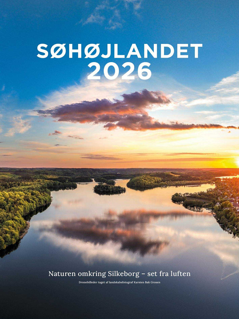 Et billede af silkeborgsøerne, med en flot himmel over, hvor der står skrevet henover billedet "Søhøjlandet 2026" I toppen. "Naturen omkring silkeborg - set fra luften" i bunden.