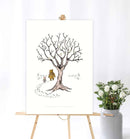 Billede af en plakat som står på et lærred stativ, med en gammel mælketønde med blomster i ved siden af. På plakaten er der et træ, med guirlander i, og på jorden, kan man se fodspor, og Peter Plys og Grisling, som går med ryggen til. 