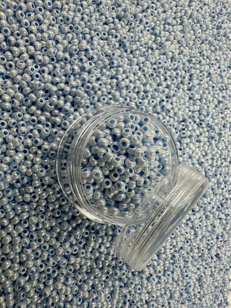 Glasperler 11/0 - Pastelblå med glans inkl fin rund æske med skruelåg
