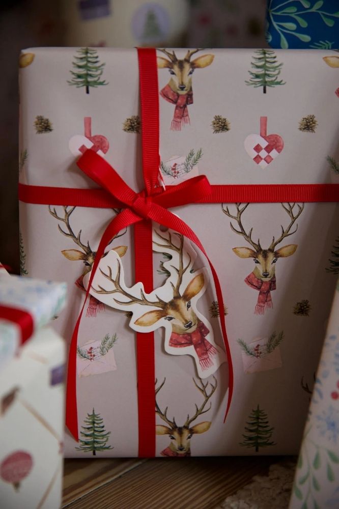 En gave med et af vores gavemærker på, den med et rådyr som har et rødt halstørklæde på. 