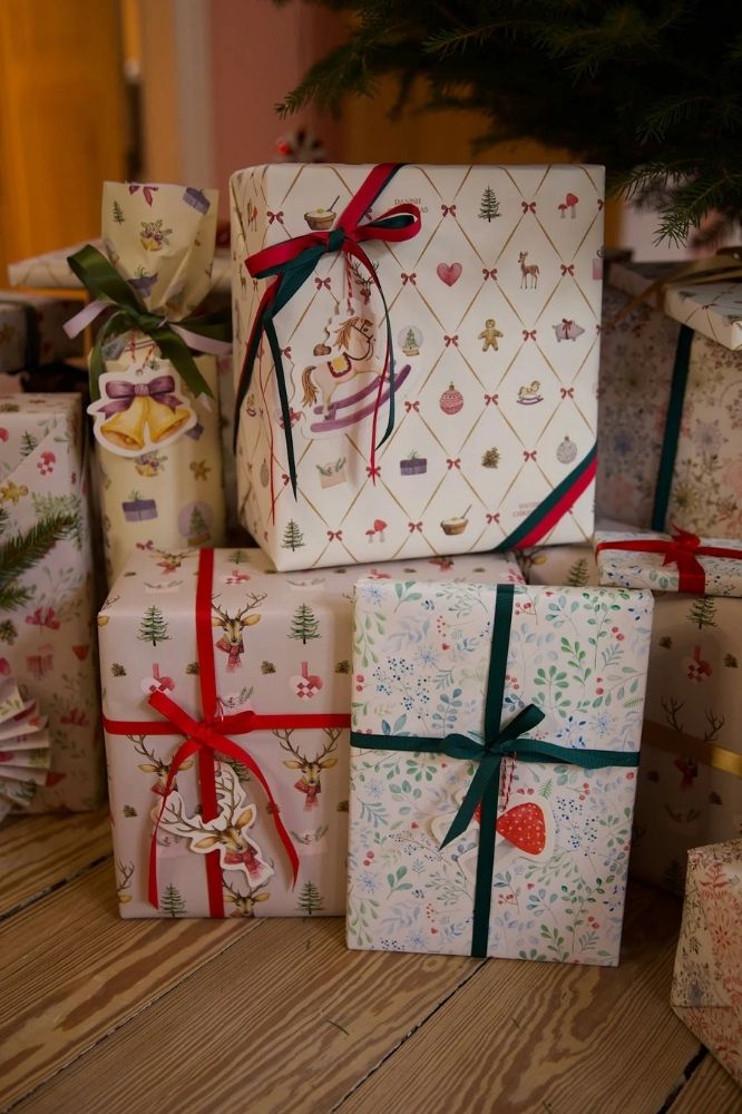 et billede af en masse gaver, hvor man kan se nogle af de gavemærker, som man kan få i pakken "Cgristmas bells mix" 