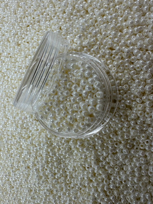 Glasperler 11/0 - Råhvid med glans inkl fin rund æske med skruelåg