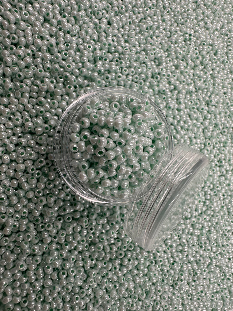 Glasperler 11/0 -  Pastelgrøn med glans inkl fin rund æske med skruelåg