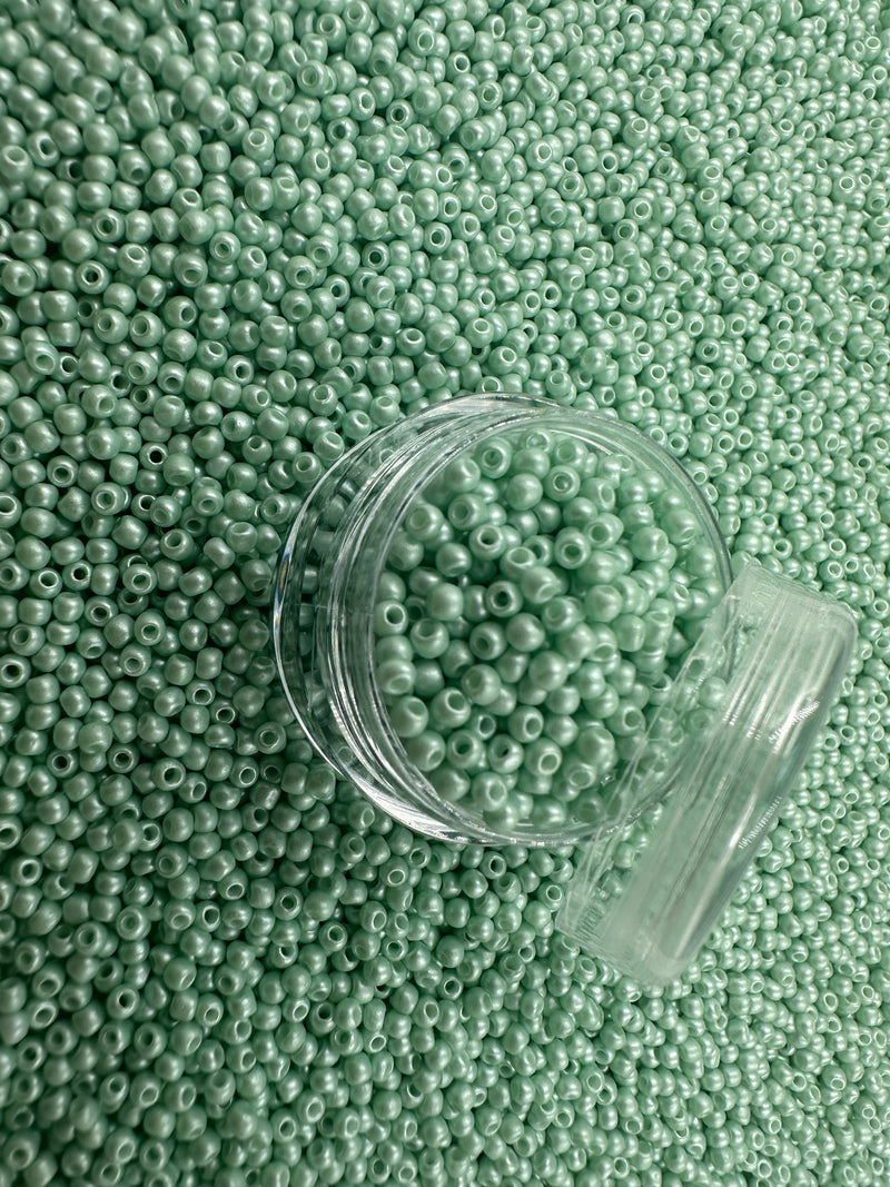 Glasperler 11/0 -  lysegrøn med glans inkl fin rund æske med skruelåg