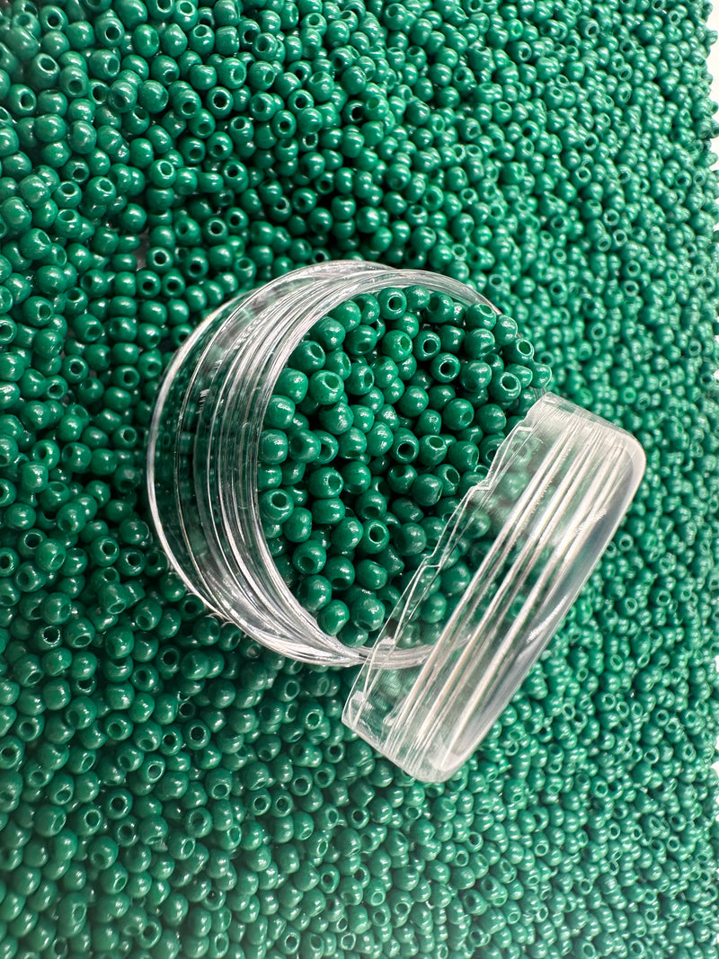 Glasperler 11/0 - Grøn med glans inkl fin rund æske med skruelåg