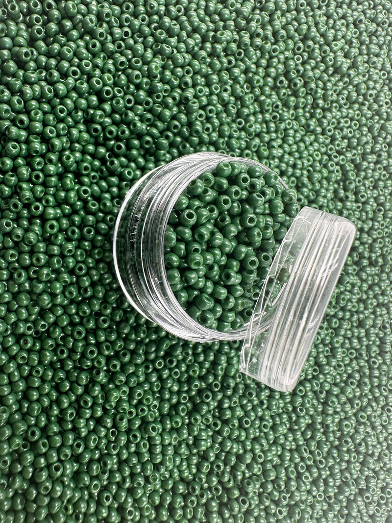 Glasperler 11/0 - Skovgrøn med glans inkl fin rund æske med skruelåg