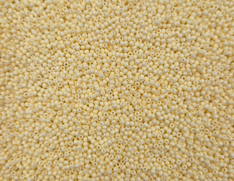 Små, runde, elfenbens-farvede perler, som ligger over det hele. 