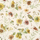 Et billede af en serviet, med en masse blomster i gule og røde farver, og nogle små gule fugle. 