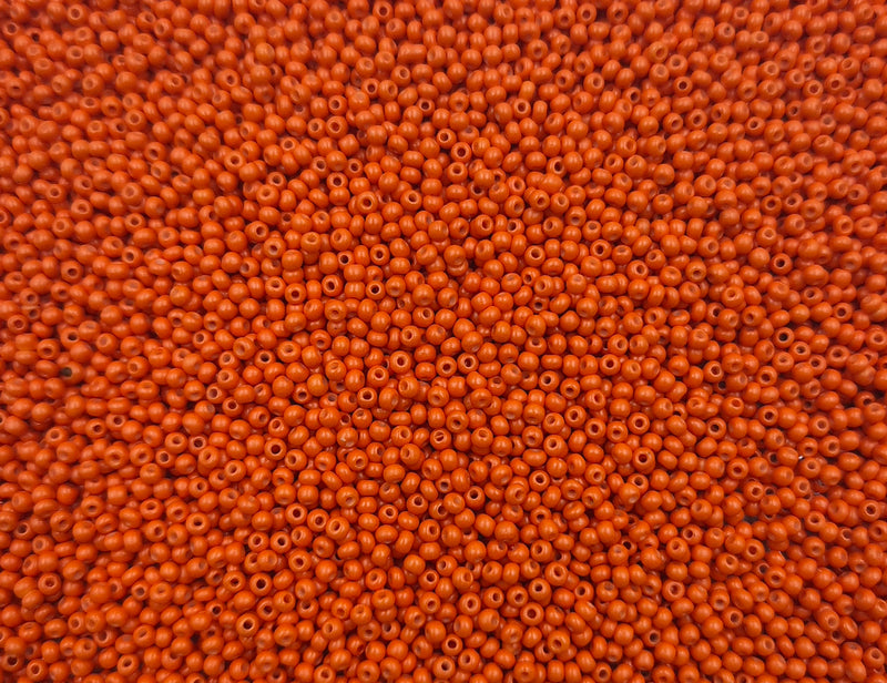 Små, runde, orange perler, som ligger over det hele. 