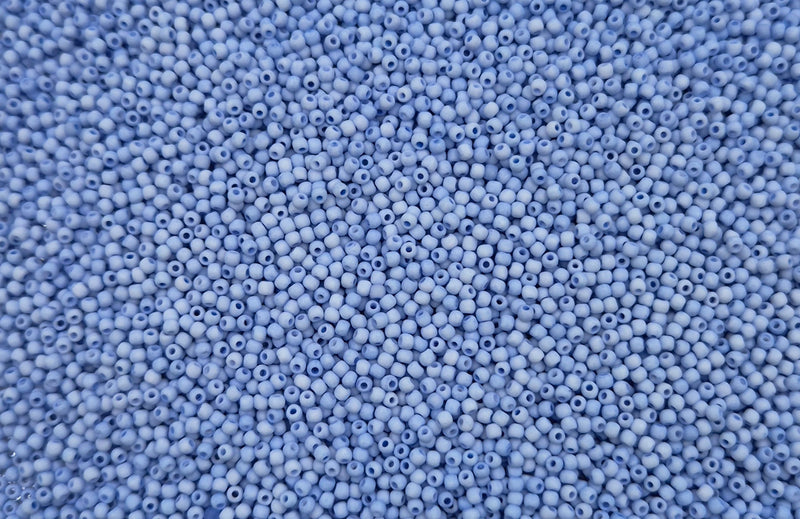 Små, runde, matte pastelblå perler, som ligger over det hele. 