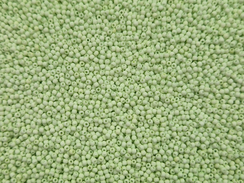 Små, runde, matte pastelgrønne perler, som ligger over det hele. 