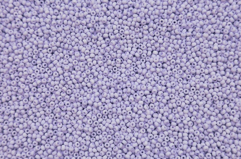 Små, runde, matte pastellavendel perler, som ligger over det hele. 