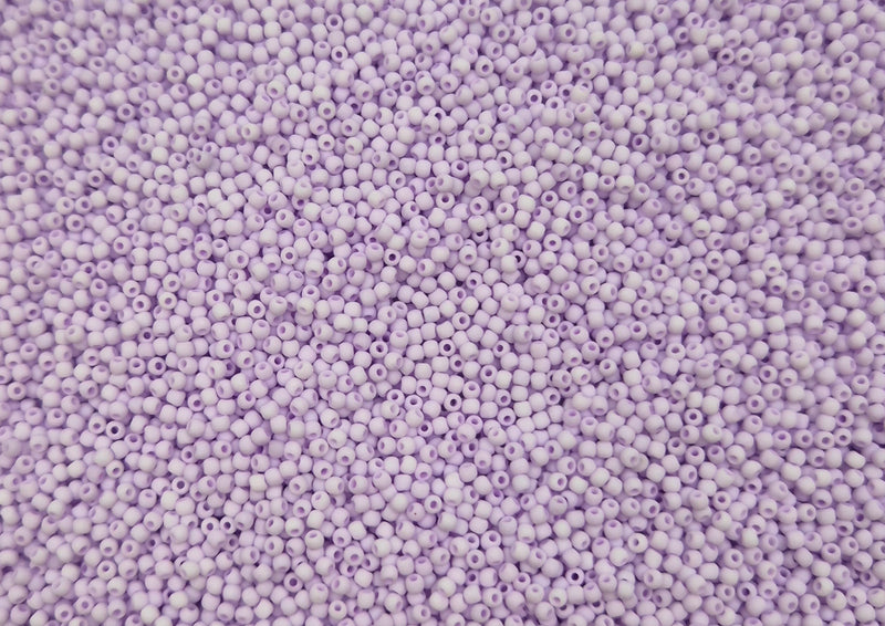 Små, runde, matte pastel-lilla perler, som ligger over det hele. 