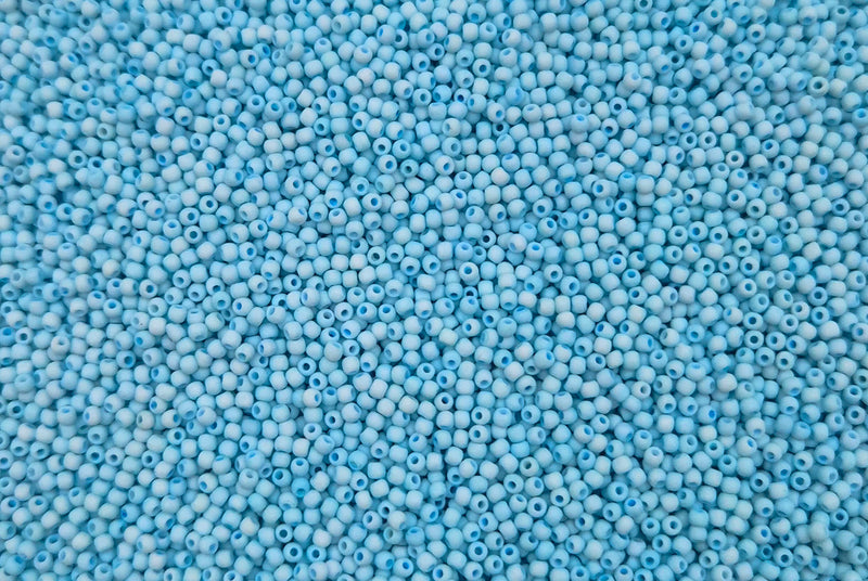 Små, runde, matte pastelturkis perler, som ligger over det hele. 