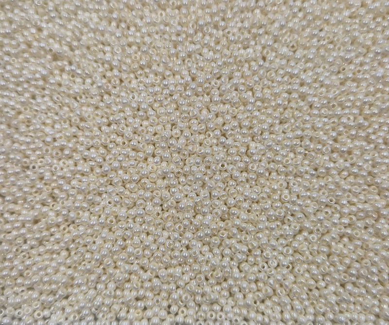 Små, runde, hvide perlemor perler, som ligger over det hele. 