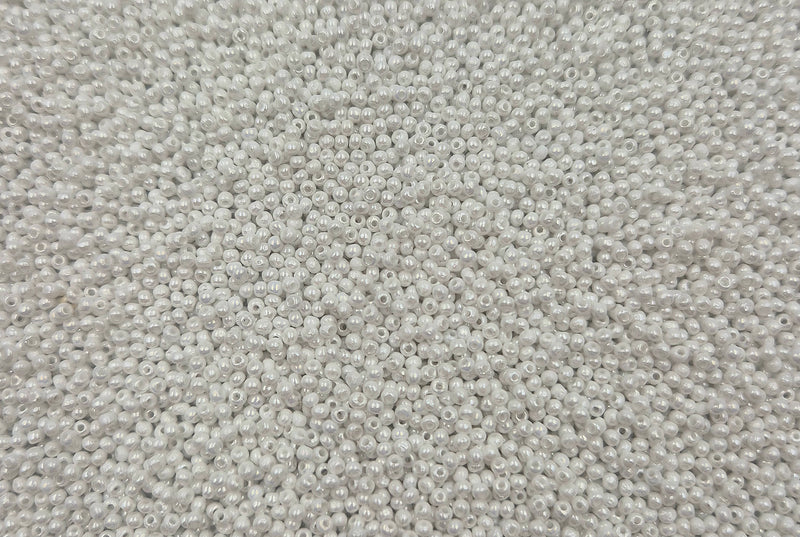 Små, runde, skinnende-hvide perler, som ligger over det hele. 