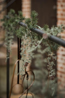 Et stemningsbillede, af en gran guirlande, som hænger på et gelænder. 