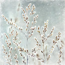 Et billede af en juleserviet, med sne, og nogle planter, med snefnug på. 