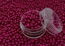 Glasperler 8/0 - Magenta inkl. fin rund æske med skruelåg