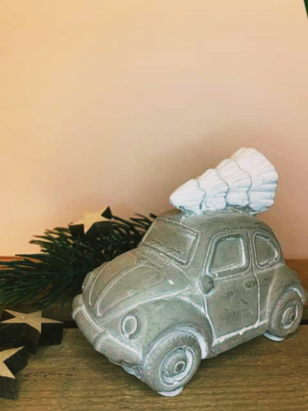 Bil i beton med juletræ