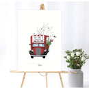 En plakat af en rød studentervogn der kører med fest og farver, som står på en lærredholder, og med en blomst ved siden af i en gammel mælketønde. 