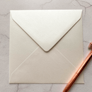 Eksklusiv Kuvert kvadratisk 15,5 x 15,5 cm, offwhite Perlemor